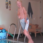 Augusti 2009. En månad senare. Hemma i poolen. 2004 fick vi bostadsanpassningsbidrag av kommunen för att bygga inomhuspool till Hugo.