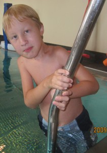 Augusti 2009. När han går upp ur poolen flyttar Hugo en hand i taget. Han har väldigt starka händer och fingrar.