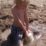 7 Juni 2008. 11 månader senare. Hugo är nu 9 år och 8 månader. I Sunbyhoml, Eskilstuna och leker på stranden.