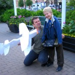 Per med sitt flygplan & Hugo