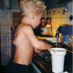 September 2001. Hugo 3år tycker om att diska :)  FOP-knölen/skelettet på ryggen är ganska stort. Men magen som var så svullen i Februari är helt återställd med starka magmuskler.