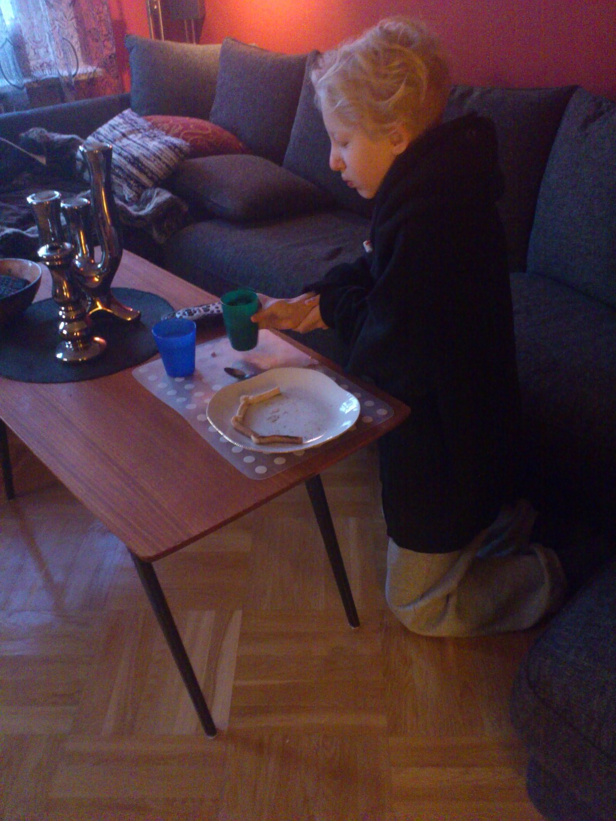 Hugo äter frukost vid TVn