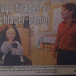 2008. Hugo i tidningen Folket. Daniel & Bruno Mitsogiannis sjunger för Hugo och hans klasskamrater i klassrummet när han fyller 10år .