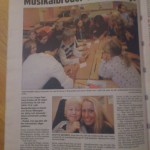 2008. Hugo i tidningen Folket. Daniel & Bruno Mitsogiannis sjunger för Hugo och hans klasskamrater i klassrummet när han fyller 10år