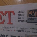 2011. Hugo (Marie) & Augusta (Annalena) på framsidan av tidningen Folket tar emot en check på 4000:- till FOP-forskningen från restaurang Grappa i e-a