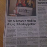 2011. Hugo (Marie) & Augusta (Annalena) i Eskilstuna Kuriren. Tar emot en check på 4000:- till FOP-forskningen från restaurang Grappa i e-a
